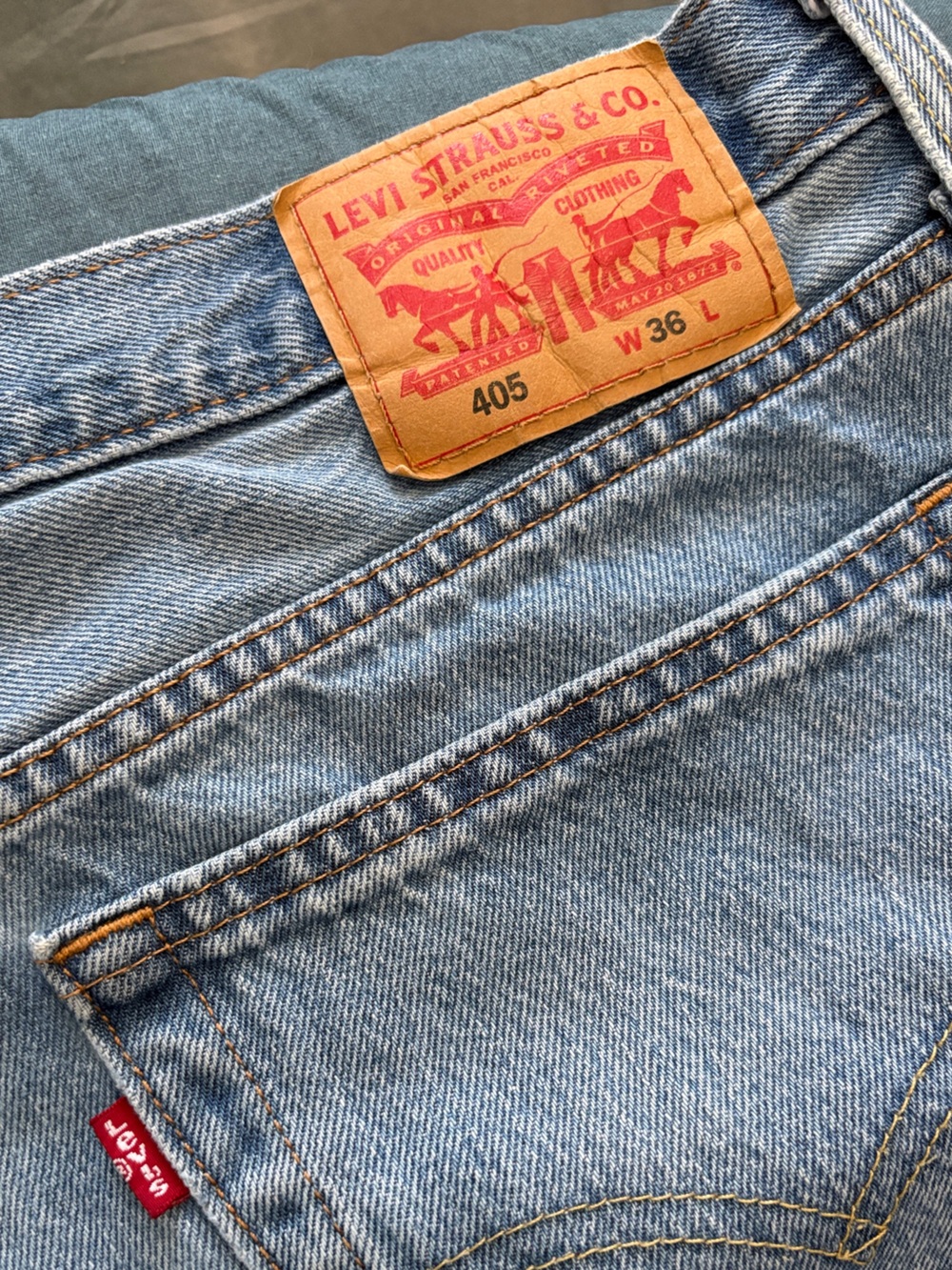 Levi's 405 Men's Relaxed Fit Denim Jean Shorts Light Blue Wash W36